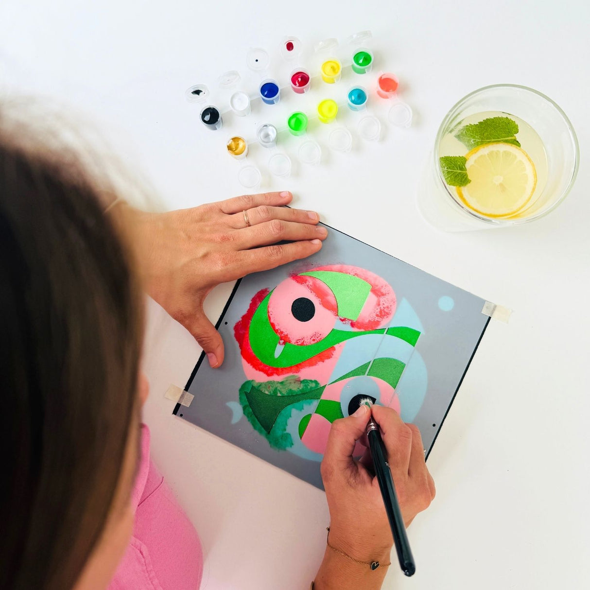Personne en train de peindre une œuvre avec pochoirs superposables Panash Art, activité créative DIY alternative à la peinture au numéro avec peinture acrylique et toile A4.