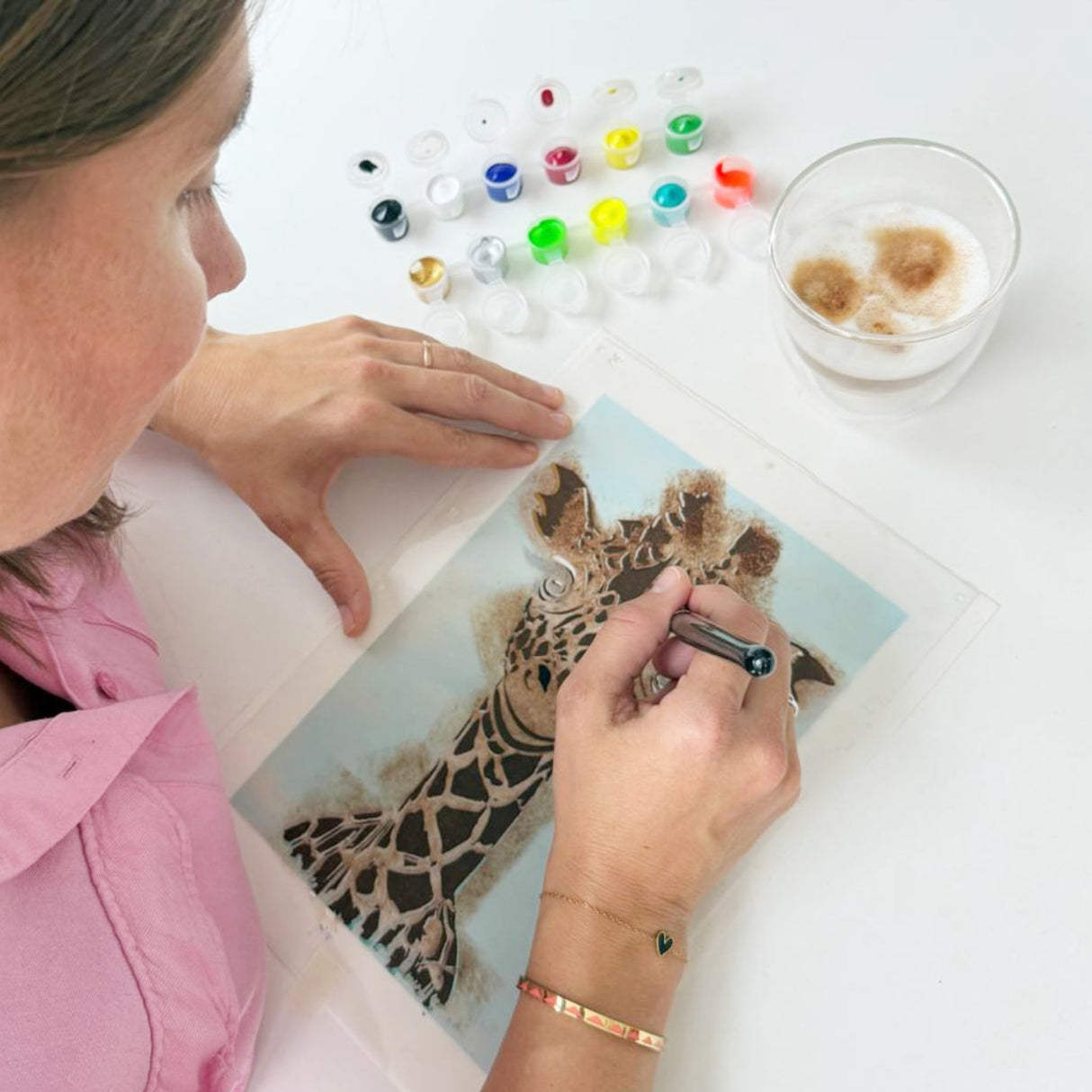 Kit Pochoirs Girafe Léa – 3 pochoirs superposables + 6 accessoires + toile A4 incluse