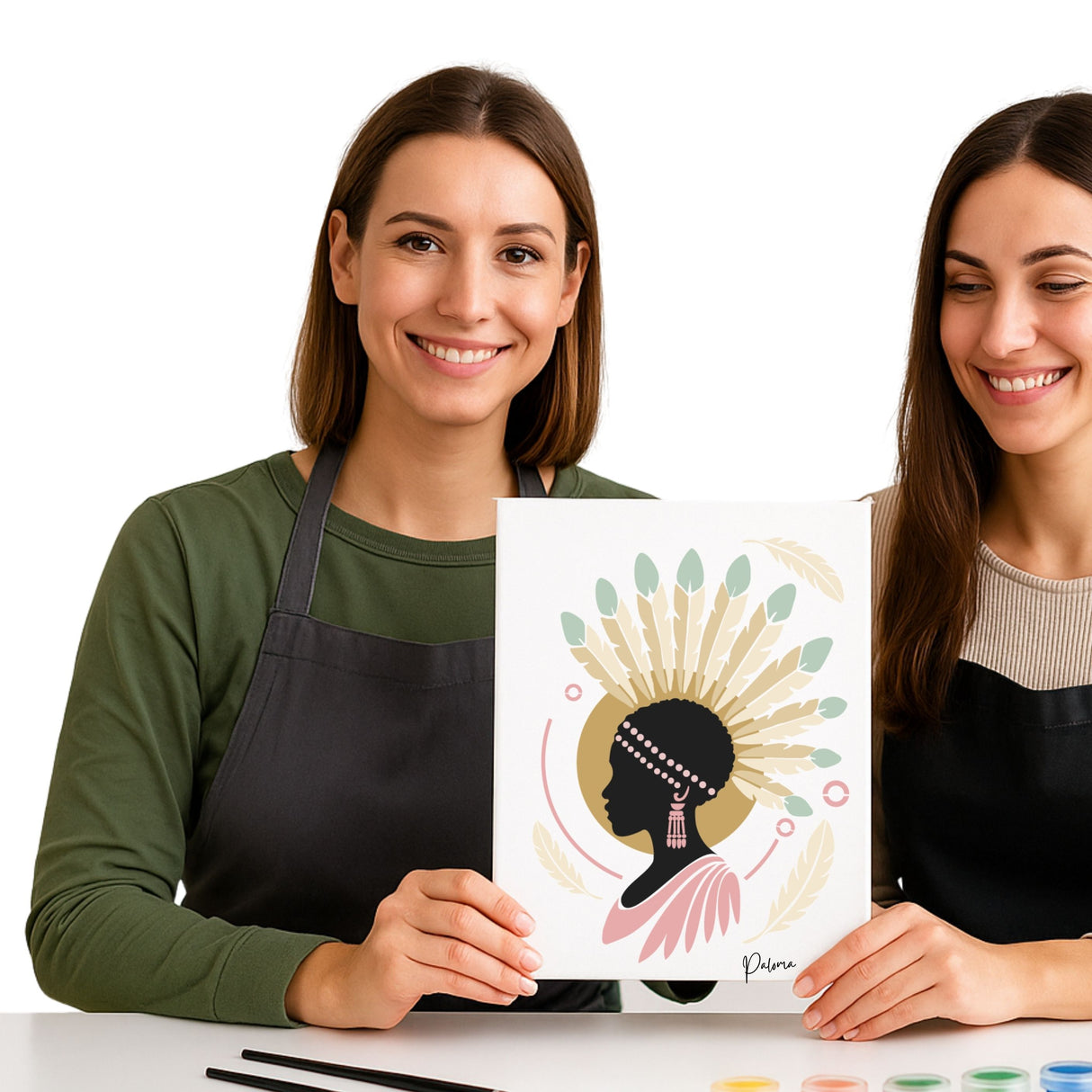 Deux personnes tenant une toile peinte du modèle Crépuscule d’Amani réalisé avec les pochoirs superposables Panash Art.