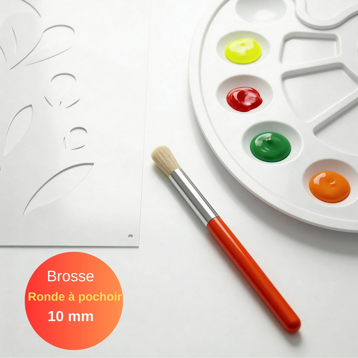 Pinceau brosse ronde à pochoir 10 mm présenté en flat lay avec un pochoir floral et une palette de peinture sur fond blanc.