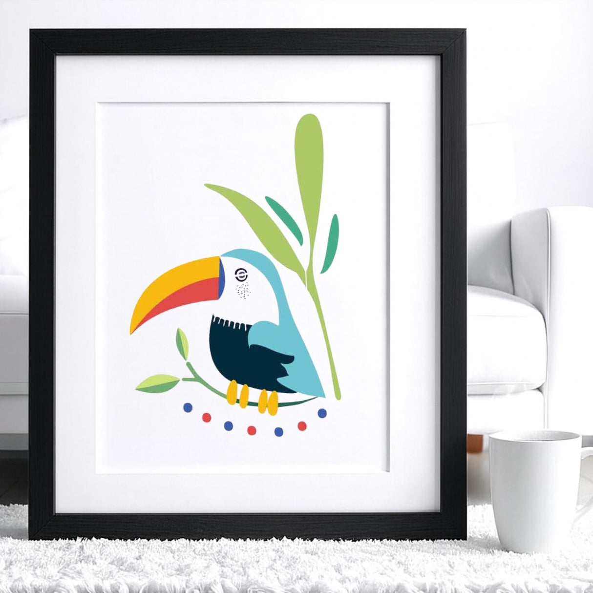 Résultat final du pochoir TOUCAN Panash Art – oiseau tropical coloré au grand bec, bleu et vert sur fond blanc, style décoratif moderne. Décoration murale, diy