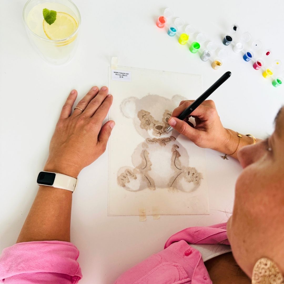Photo en cours de réalisation de l'ourson aux pochoirs superposables Panash Art