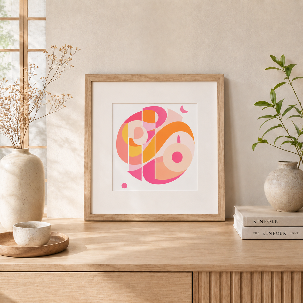 Affiche abstraite géométrique Synergie de Panash Art encadrée dans une ambiance japandi lumineuse, création réalisée avec 3 pochoirs superposables réutilisables, couleurs rose poudré, orange safran et beige sable, décoration murale moderne et activité créative DIY accessible aux débutants.