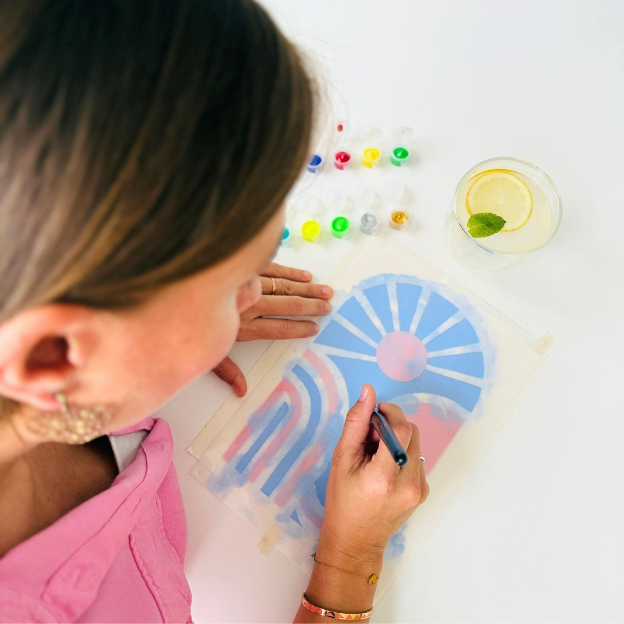 Moment créatif : femme réalisant la toile Bloom Linea Panash Art
Atelier artistique autour du pochoir Bloom Linea Panash Art
Création florale en cours avec le kit pochoir Bloom Linea Panash Art