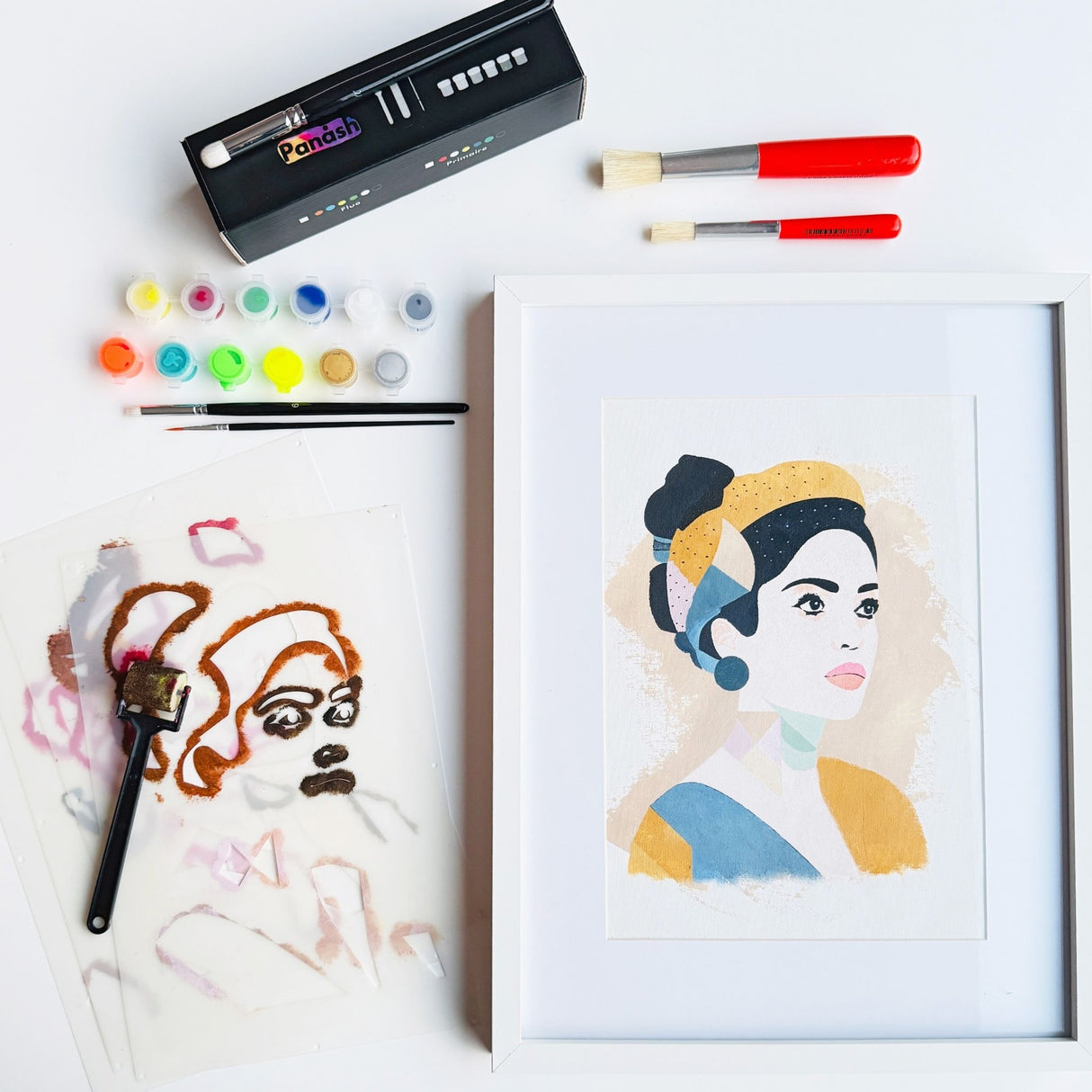 Alternative à la peinture au numéro : œuvre encadrée modèle Lana créée avec un kit créatif Panash Art comprenant pochoirs, peintures et accessoires