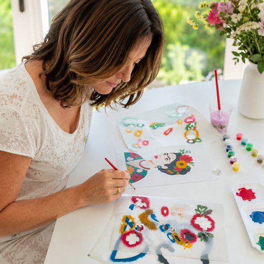 Réalisation du portrait Frida avec les pochoirs superposables PANASH ART – activité créative peinture facile à faire chez soi.
