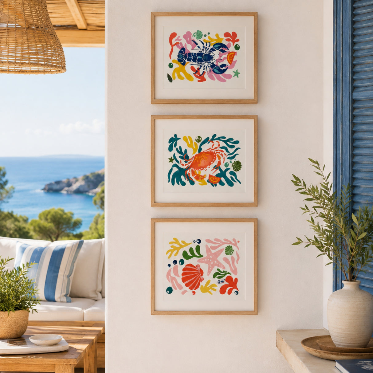 Triptyque Trésors du Large Panash Art – créations aux pochoirs homard, crabe et coquillages encadrées en bois clair dans une maison de vacances