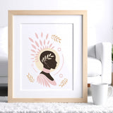 Cadre décoratif présentant l’œuvre Aube d’Amani, silhouette féminine et plumes peintes avec les pochoirs Panash Art.