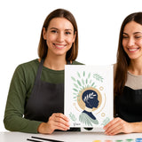 Deux personnes tenant une toile peinte du modèle Aube d’Amani réalisé avec les pochoirs superposables Panash Art.