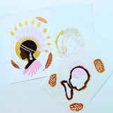 Les trois pochoirs superposables du modèle Crépuscule d’Amani, utilisés pour créer la silhouette et les plumes, présentés avec l’œuvre peinte finale.