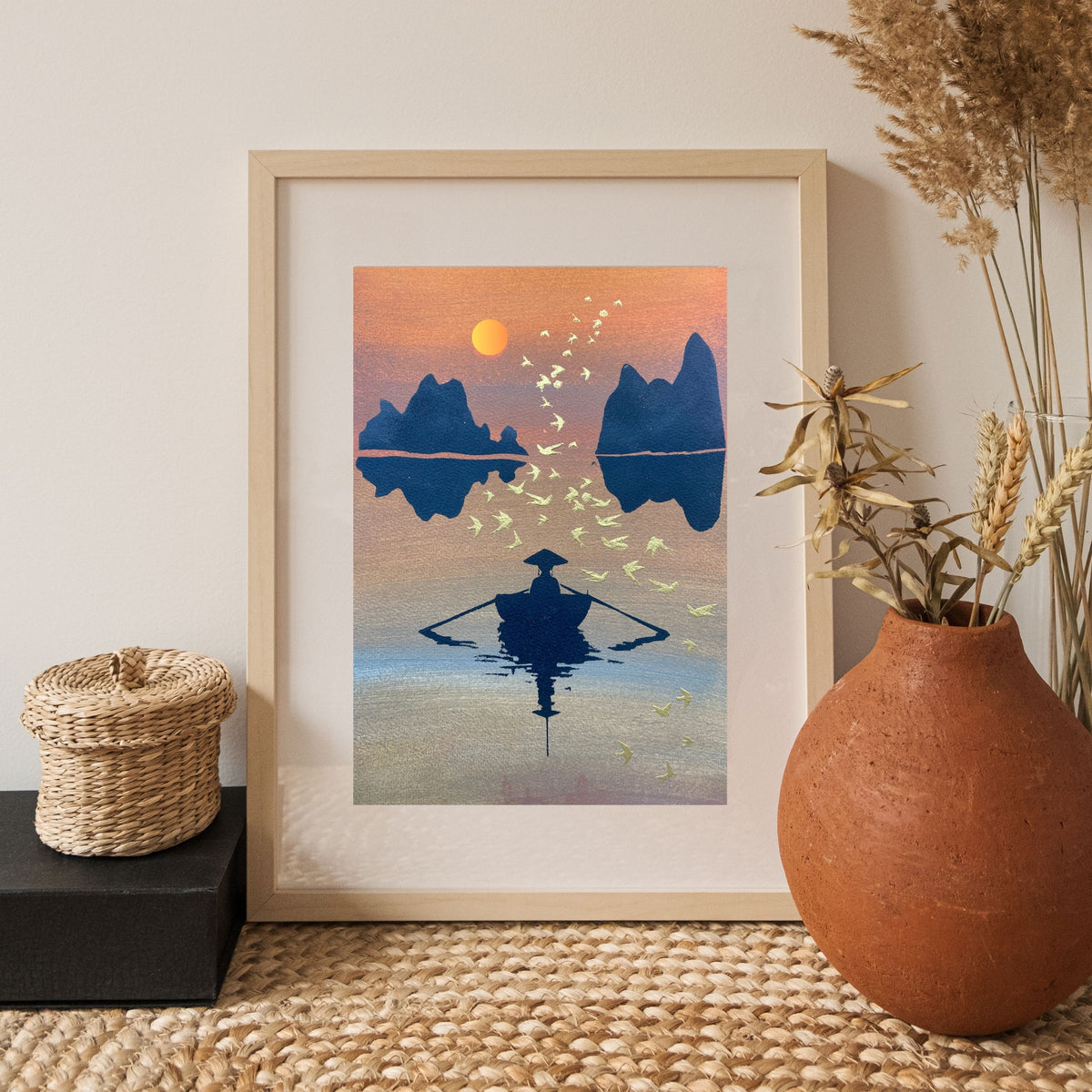 Tableau Hanoï réalisé avec le pochoir artistique Panash Art, encadré et exposé dans une décoration naturelle avec vase en terre cuite et panier tressé.