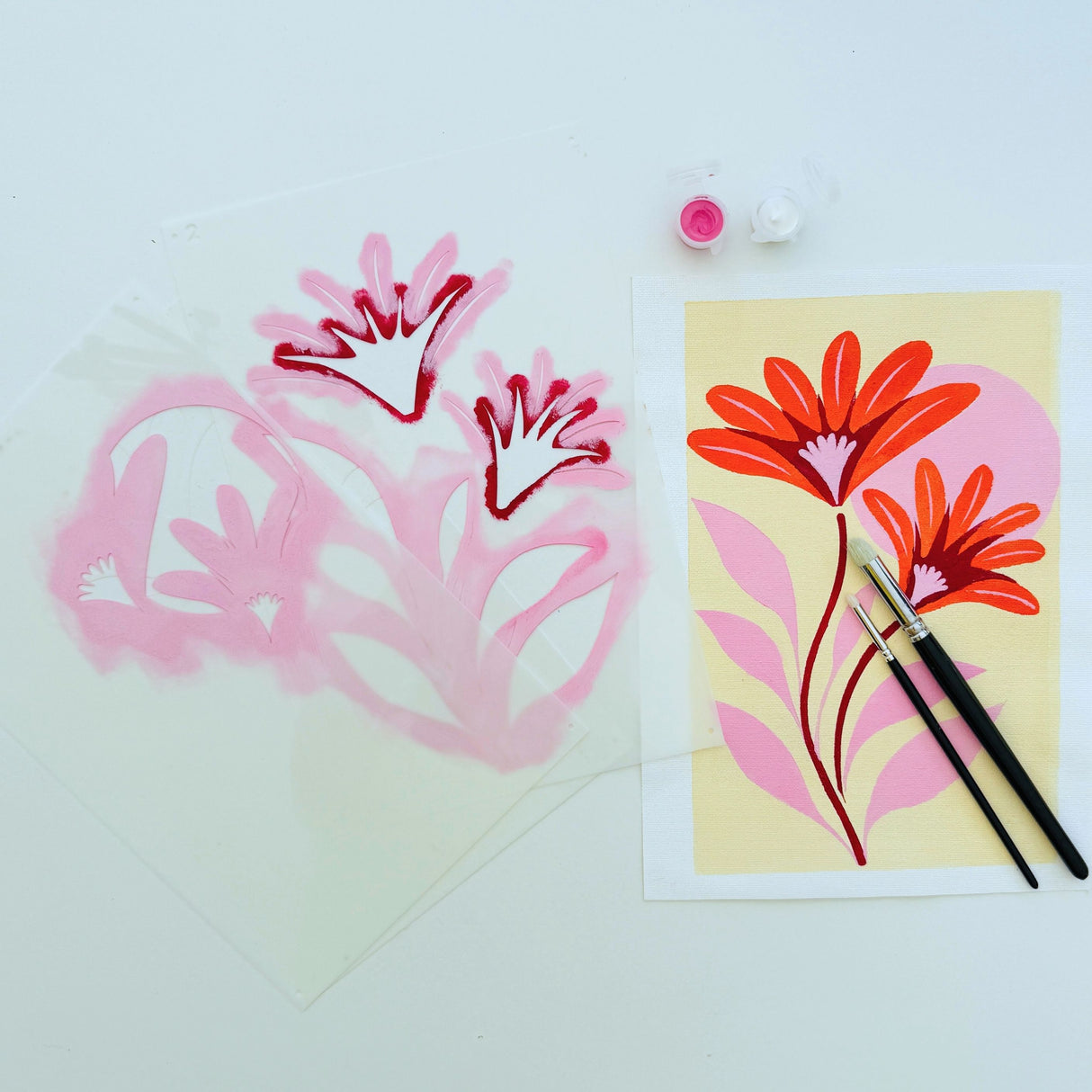 pochoirs et oeuvre réalisée avec le modèle kit pochoirs Gazania de chez Panash Art