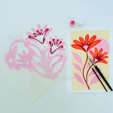 pochoirs et oeuvre réalisée avec le modèle kit pochoirs Gazania de chez Panash Art