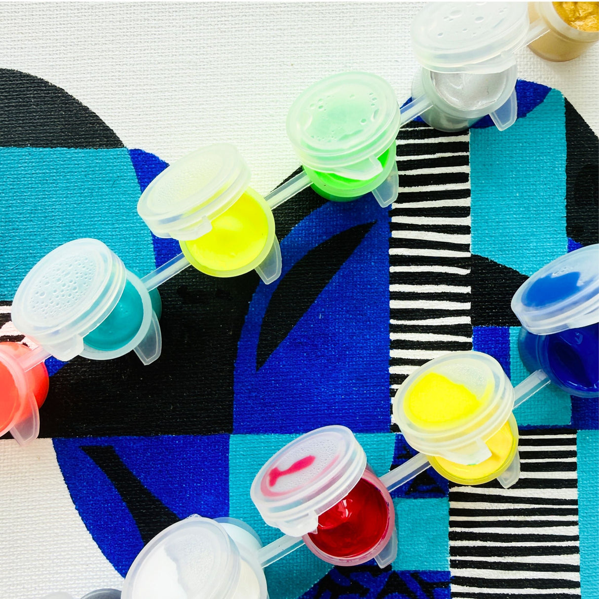 Kit Pochoirs Absolu – 3 pochoirs abstraits superposables + toile A4 incluse