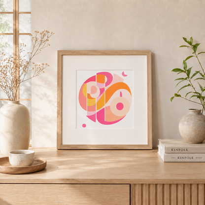 Affiche abstraite géométrique Synergie de Panash Art encadrée dans une ambiance japandi lumineuse, création réalisée avec 3 pochoirs superposables réutilisables, couleurs rose poudré, orange safran et beige sable, décoration murale moderne et activité créative DIY accessible aux débutants.