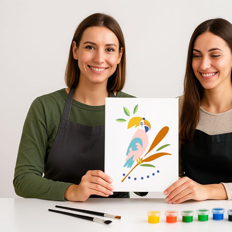 Deux femmes présentent une création perroquet Panash Art réalisée avec des pochoirs superposables et peinture acrylique, activité créative DIY facile alternative à la peinture au numéro