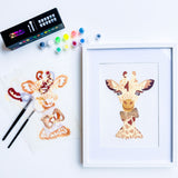Girafe décorative peinte à l’acrylique avec le kit Panash Art Girafe en quatre pochoirs superposables, création artistique réalisée à la maison sur fond blanc studio