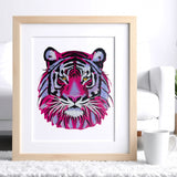 Tableau décoratif tigre aux couleurs vibrantes créé avec un kit pochoirs Panash Art, création artistique accessible sans savoir dessiner