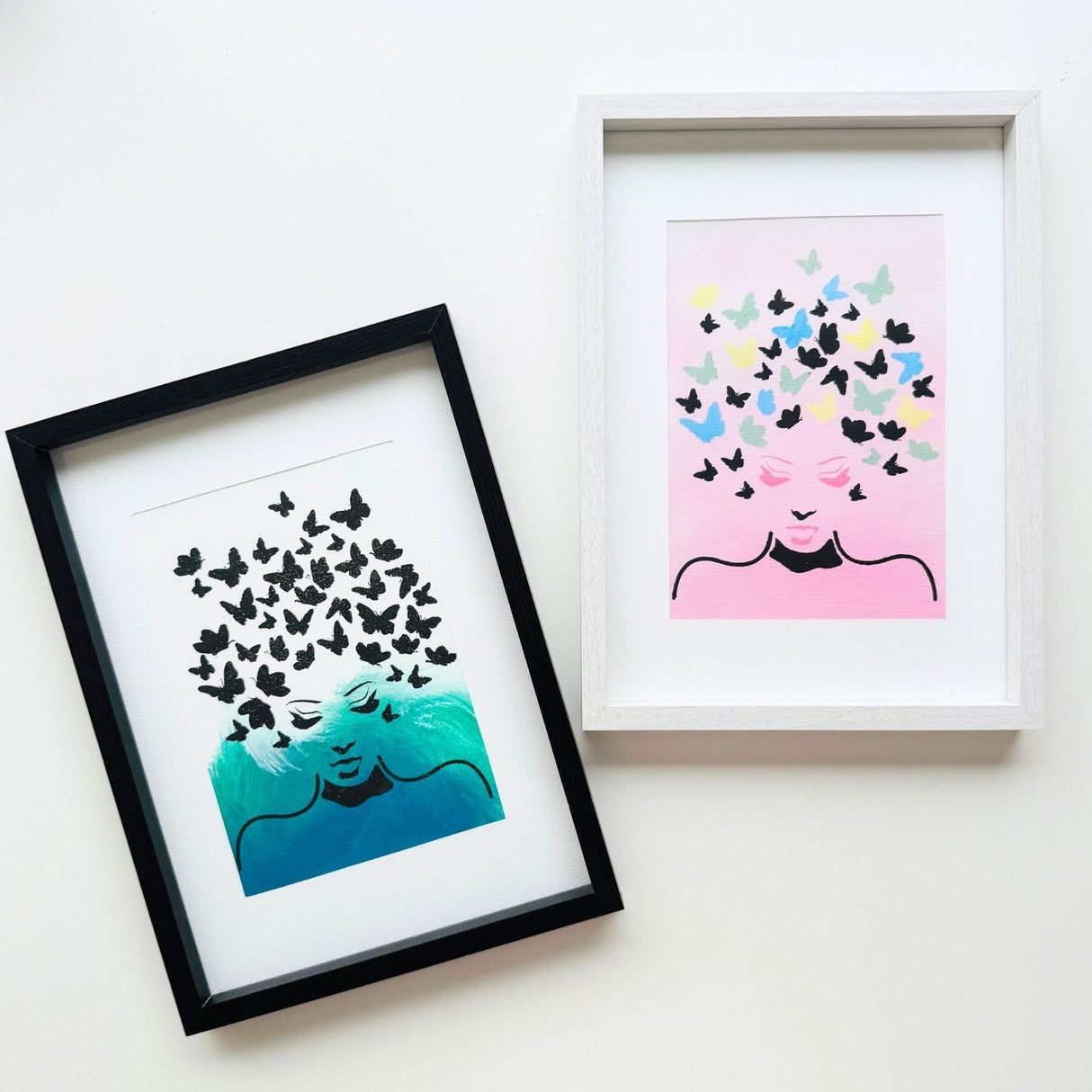 Deux œuvres Miss Papillon finalisées dans des cadres, créées à partir des pochoirs superposables Panash Art.