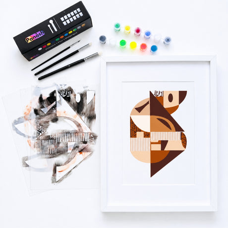 Kit pochoir artistique Panash Art modèle Absolu en trois superpositions, œuvre abstraite géométrique aux tons noir, ocre et bleu, avec cadre blanc, pinceaux et peintures incluses pour création DIY à la maison. Oeuvre murale diy, loisir créatif maison, décoration intérieure moderne