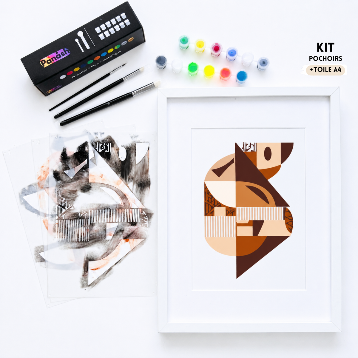 Kit pochoir artistique Panash Art modèle Absolu en trois superpositions, œuvre abstraite géométrique aux tons noir, ocre et bleu, avec cadre blanc, pinceaux et peintures incluses pour création DIY à la maison. Oeuvre murale diy, loisir créatif maison, décoration intérieure moderne