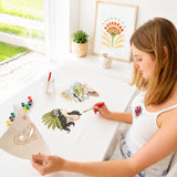 Jeune fille réalisant le portrait Dakota avec des pochoirs superposables Panash Art. Activité créative DIY sur toile, alternative à la peinture au numéro pour enfants et adultes.