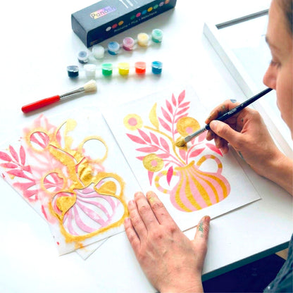 Peinture au pochoir Vase Solena Panash Art : réalisation d'un tableau floral avec pinceaux et peinture acrylique