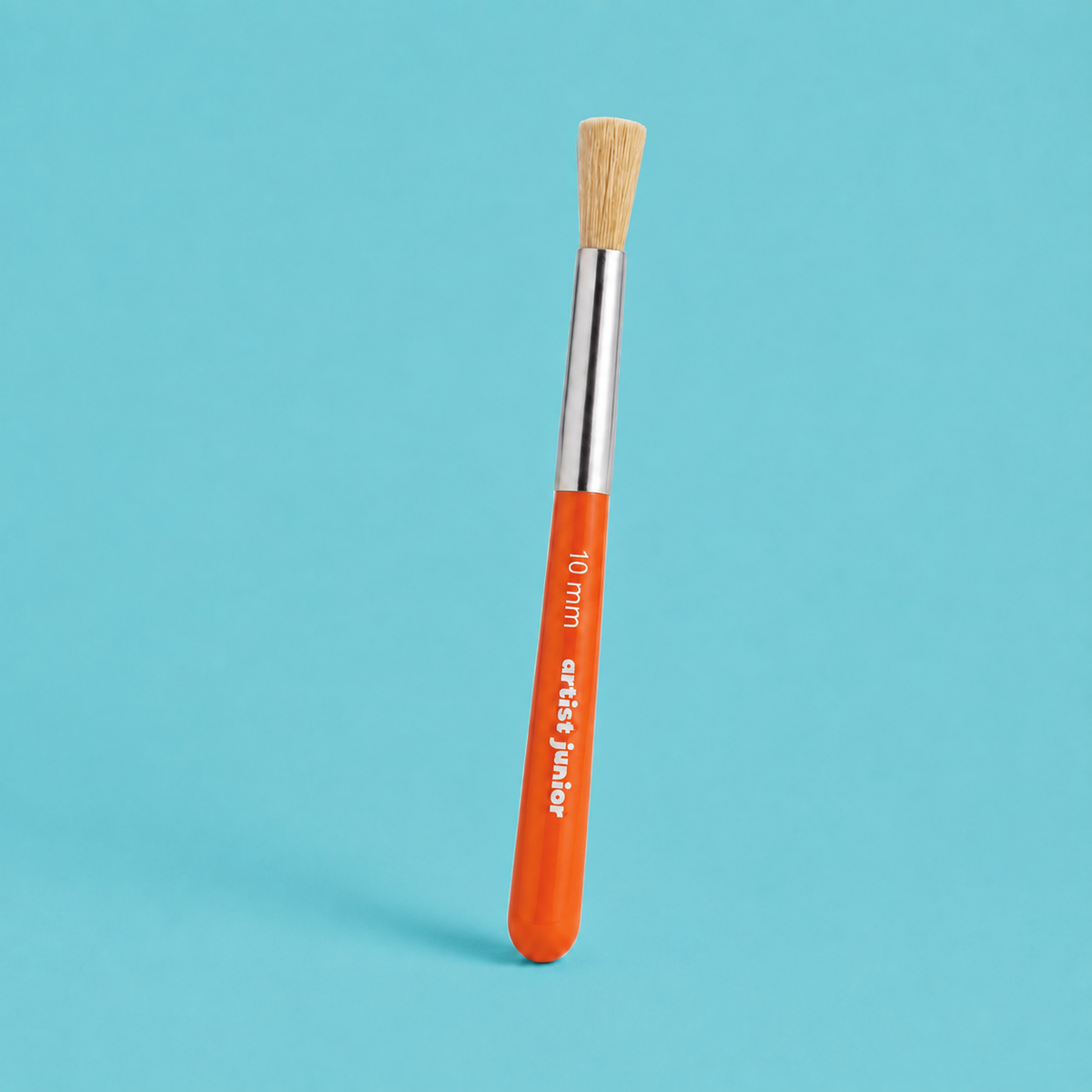 Pinceau brosse ronde à pochoir 10 mm présenté en flat lay avec un pochoir floral et une palette de peinture sur fond blanc.