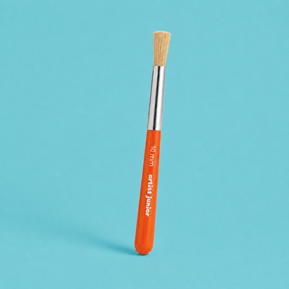 Pinceau brosse ronde à pochoir 10 mm présenté en flat lay avec un pochoir floral et une palette de peinture sur fond blanc.