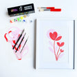 Kit pochoirs Panash modèle Crocus avec deux pochoirs superposables, étapes de création illustrées et rendu final floral rose et rouge sur toile, activité créative DIY accessible sans savoir dessiner.