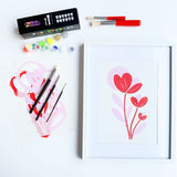 Kit pochoirs Panash modèle Crocus avec deux pochoirs superposables, étapes de création illustrées et rendu final floral rose et rouge sur toile, activité créative DIY accessible sans savoir dessiner.