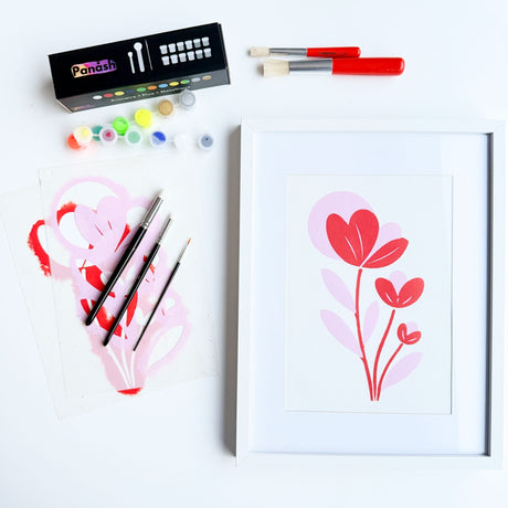 Kit pochoirs Panash modèle Crocus avec deux pochoirs superposables, étapes de création illustrées et rendu final floral rose et rouge sur toile, activité créative DIY accessible sans savoir dessiner.