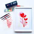 Kit pochoirs Panash modèle Crocus avec deux pochoirs superposables, étapes de création illustrées et rendu final floral rose et rouge sur toile, activité créative DIY accessible sans savoir dessiner.