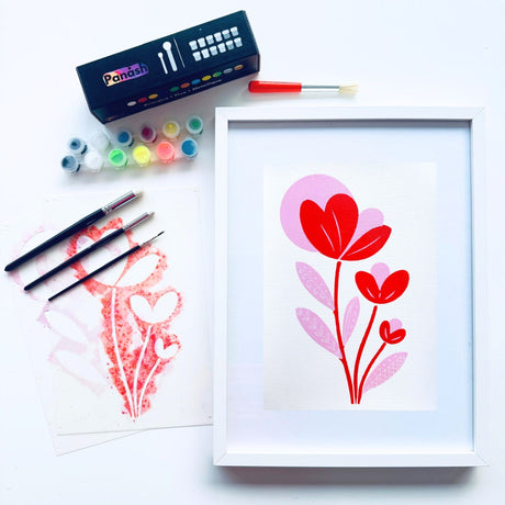 Kit pochoirs Panash modèle Crocus avec deux pochoirs superposables, étapes de création illustrées et rendu final floral rose et rouge sur toile, activité créative DIY accessible sans savoir dessiner.