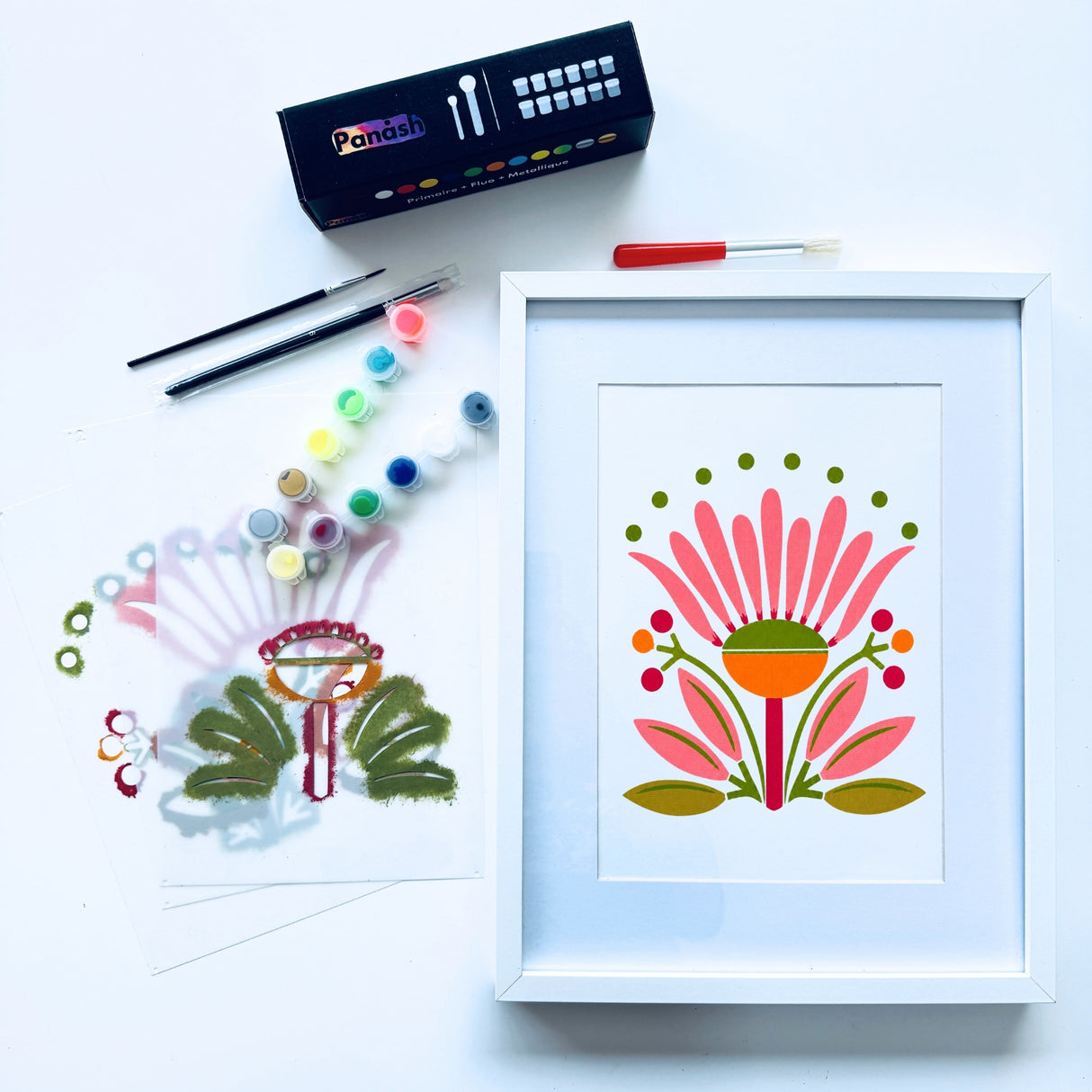 Œuvre florale Babs réalisée avec 3 pochoirs réutilisables Panash Art – kit DIY créatif facile sans savoir dessiner alternative peinture au numéro