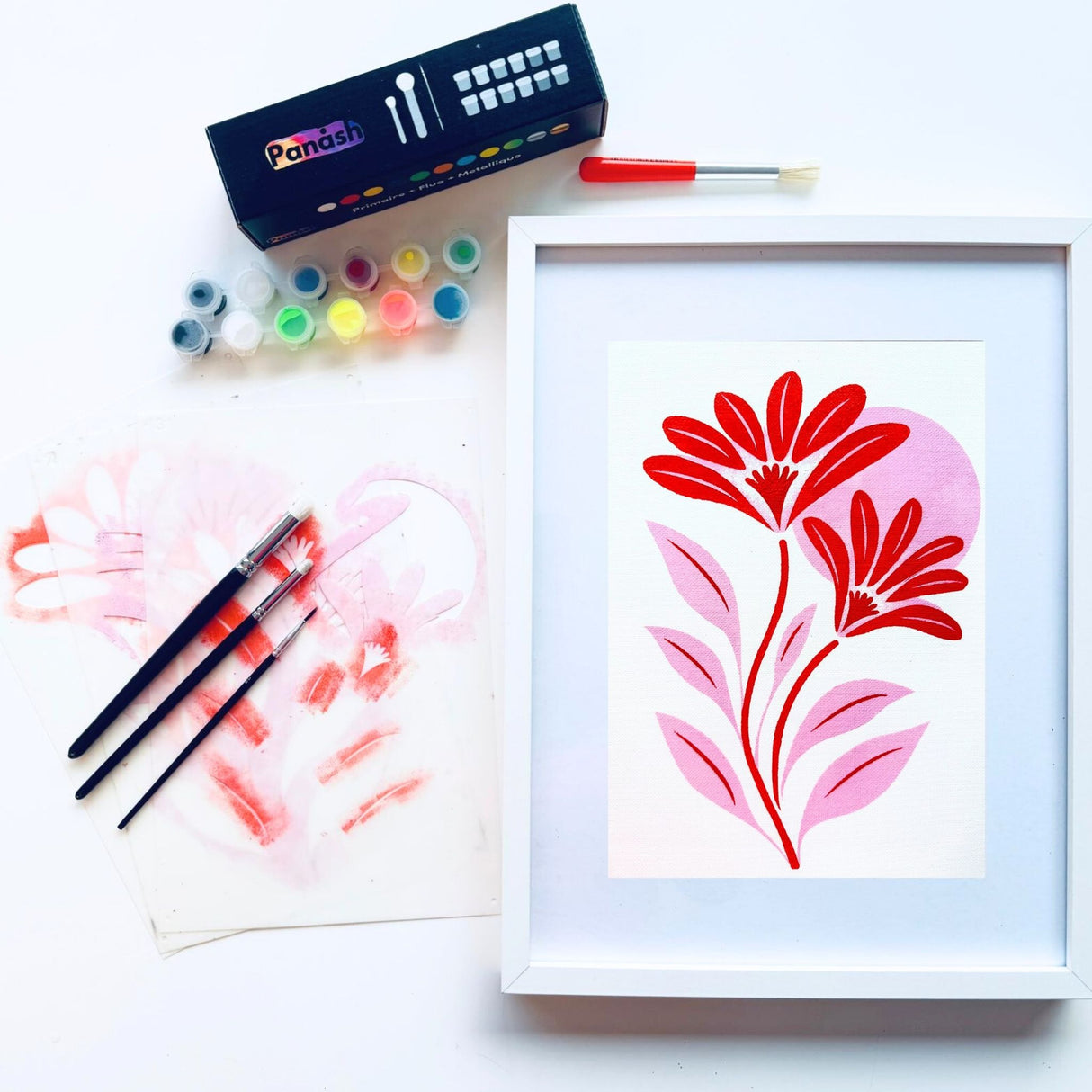 Kit pochoir superposable Gazania 3 couches Panash Art, fleurs modernes rouges et roses à réaliser en peinture acrylique, activité créative DIY alternative à la peinture au numéro, format A4, toile prête à peindre inclus