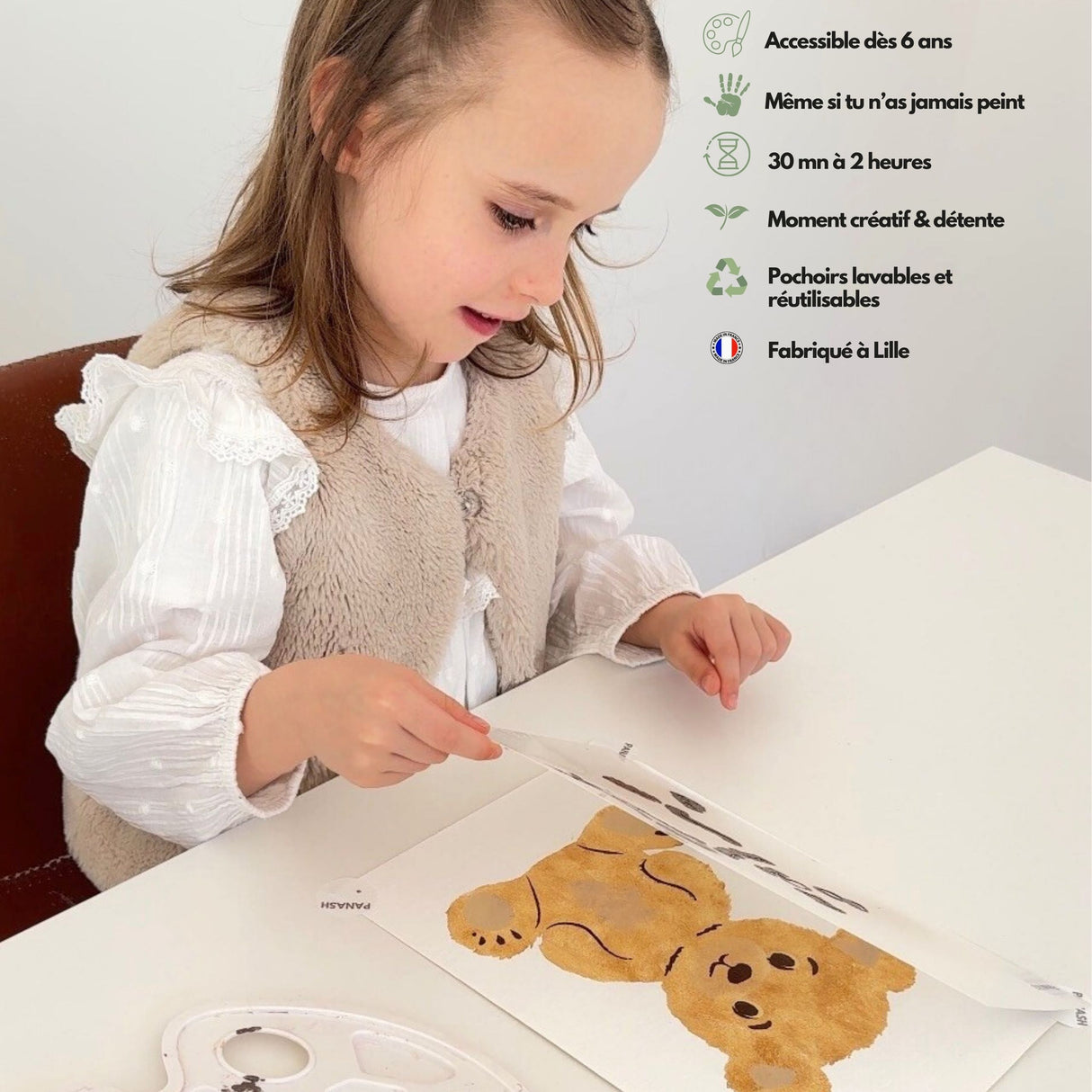 petite fille qui réalise l'ourson avec le kit pochoirs superposables de panash une alternative à la peinture aux numéros