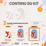 Kit créatif abstrait Panash Art contenant 2 pochoirs superposables réutilisables et une toile A4 incluse. Ce coffret DIY permet de créer facilement une œuvre graphique moderne rouge et bleue sans savoir dessiner. Activité créative accessible dès 6 ans, idéale pour la décoration intérieure, les loisirs créatifs et les cadeaux artistiques originaux. Fabriqué en France. Alternative à la peinture au numéro