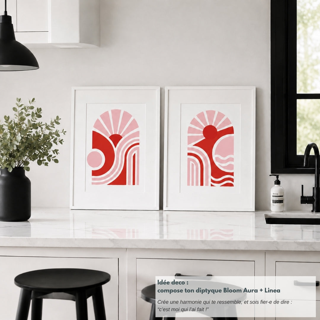 Idée décoration murale avec diptyque Bloom Aura et Bloom Linéa réalisés à partir de 2 pochoirs superposables chacun. Deux tableaux abstraits graphiques encadrés dans une cuisine contemporaine, créés sur toile A4 avec la technique du pochoir. Activité créative accessible aux débutants, alternative à la peinture par numéros et décoration personnalisée.