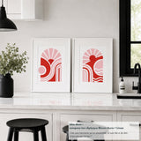 Idée décoration murale avec diptyque Bloom Aura et Bloom Linéa réalisés à partir de 2 pochoirs superposables chacun. Deux tableaux abstraits graphiques encadrés dans une cuisine contemporaine, créés sur toile A4 avec la technique du pochoir. Activité créative accessible aux débutants, alternative à la peinture par numéros et décoration personnalisée.