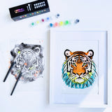 Illustration de tête de tigre colorée réalisée avec un kit créatif Panash Art, pochoirs superposables et peinture acrylique, alternative moderne à la peinture au numéro, création artistique facile sans savoir dessiner.