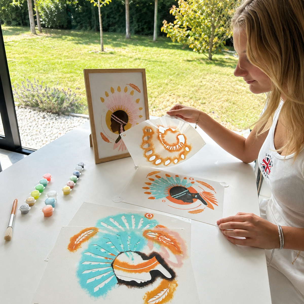 Création du modèle Crépuscule d’Amanie avec 2 pochoirs superposables – activité peinture créative Panash Art