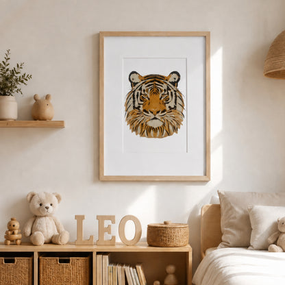Tableau Tigre Panash Art réalisé avec 3 pochoirs superposables, encadré dans une chambre d’enfant aux tons naturels. Décoration murale personnalisée DIY sur toile A4.