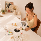 Kit créatif Louane de Panash Art en cours de réalisation avec pochoirs superposables et peinture acrylique pour adultes et adolescents.Alternative à la peinture au numéro