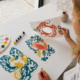 Application de peinture au pochoir Crabe Marcel : réalisation du motif crabe orange sur toile A4