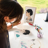 Kit créatif Louane de Panash Art en cours de réalisation avec pochoirs superposables et peinture acrylique pour adultes et adolescents.Alternative à la peinture au numéro