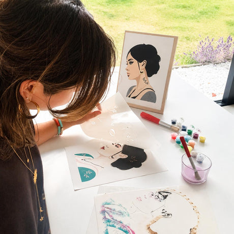 Kit créatif Louane de Panash Art en cours de réalisation avec pochoirs superposables et peinture acrylique pour adultes et adolescents.Alternative à la peinture au numéro