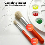 Pochoir floral avec palette de peinture et deux brosses à pochoir 10 mm et 20 mm, présentés comme outils indispensables pour compléter le kit DIY.
