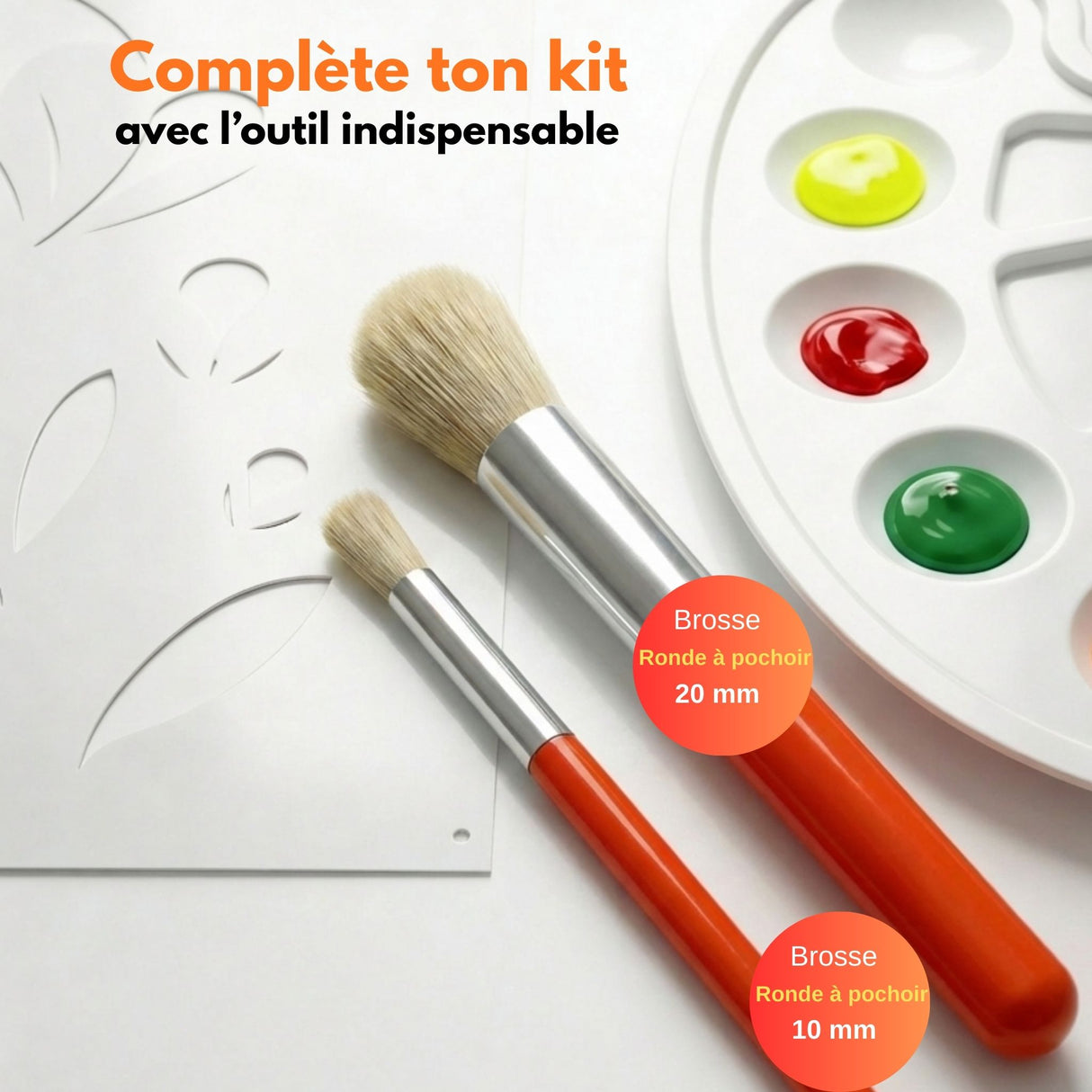 Brosses rondes à pochoir 10 mm et 20 mm présentées avec une palette de peinture et un pochoir, pour compléter le kit DIY.