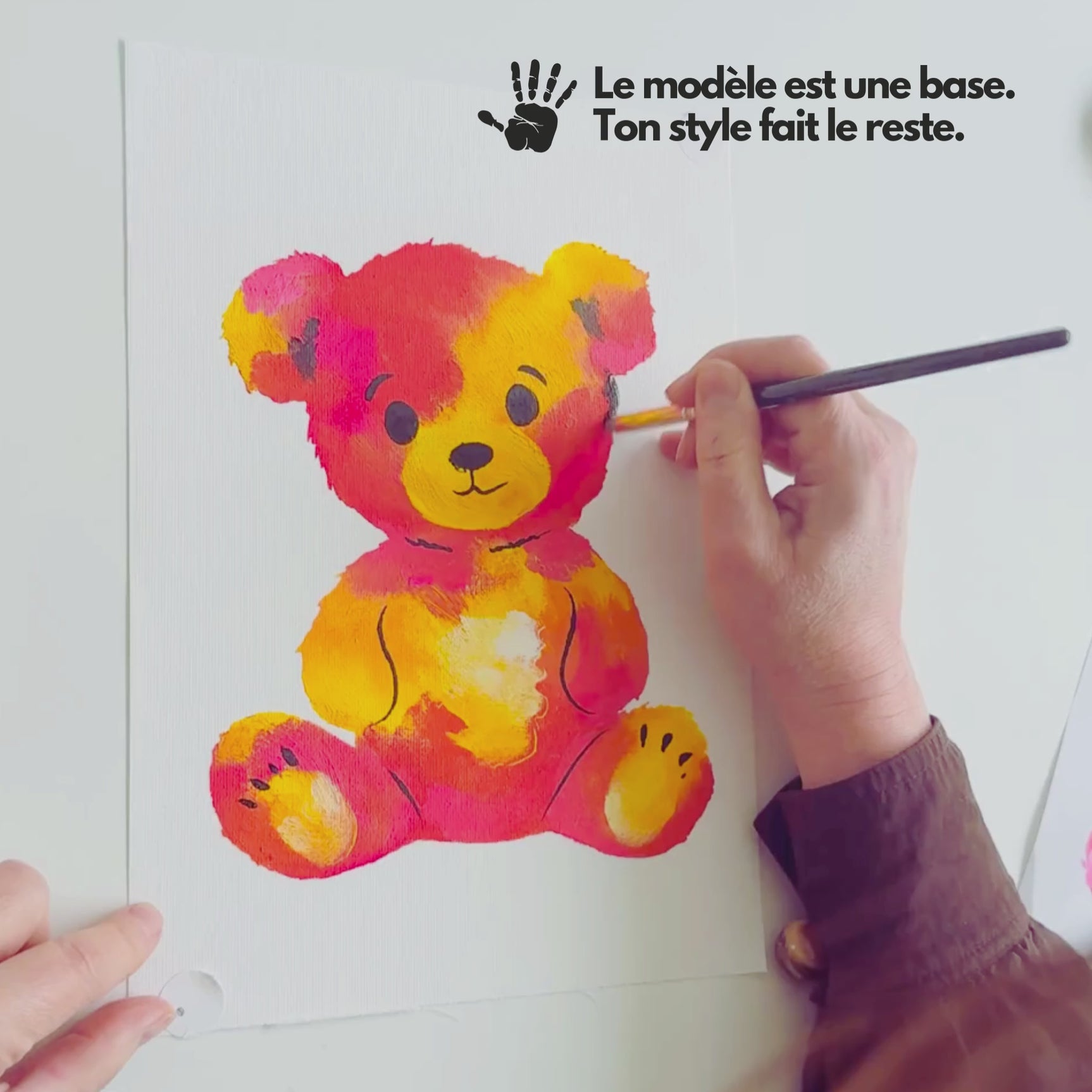 Ourson peint avec un pochoir Panash Art, interprété librement avec des couleurs personnalisées, démontrant la liberté créative du kit pochoir superposable. 